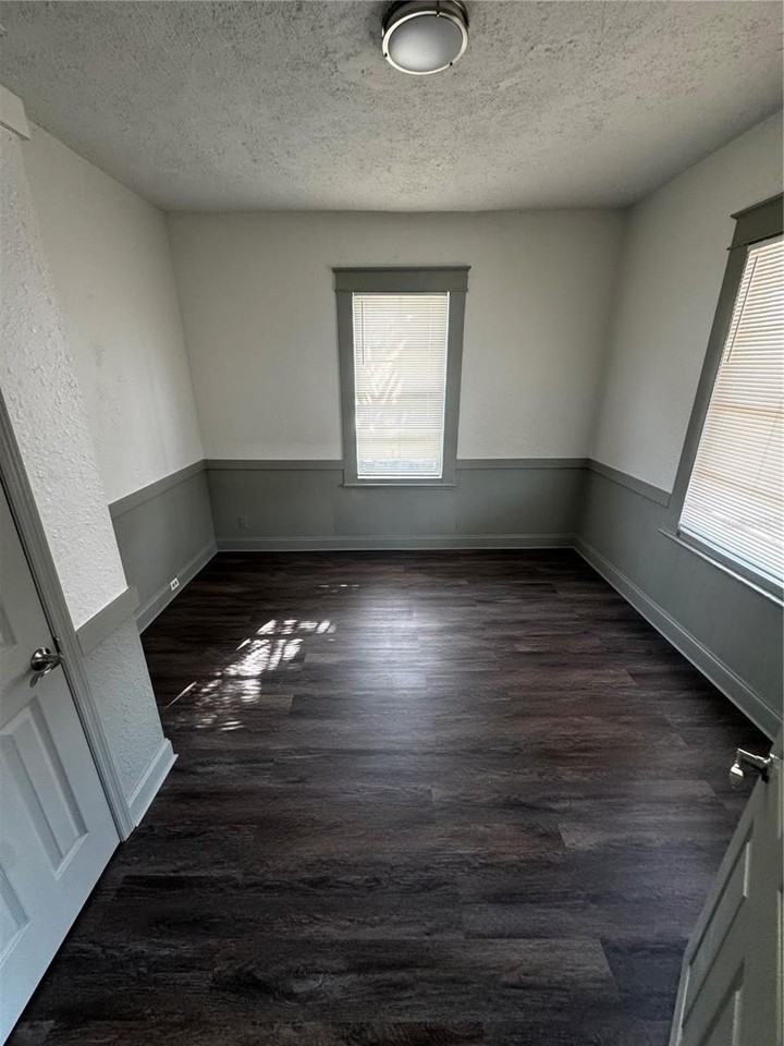 2307 W La Salle St - Photo 3 of 11