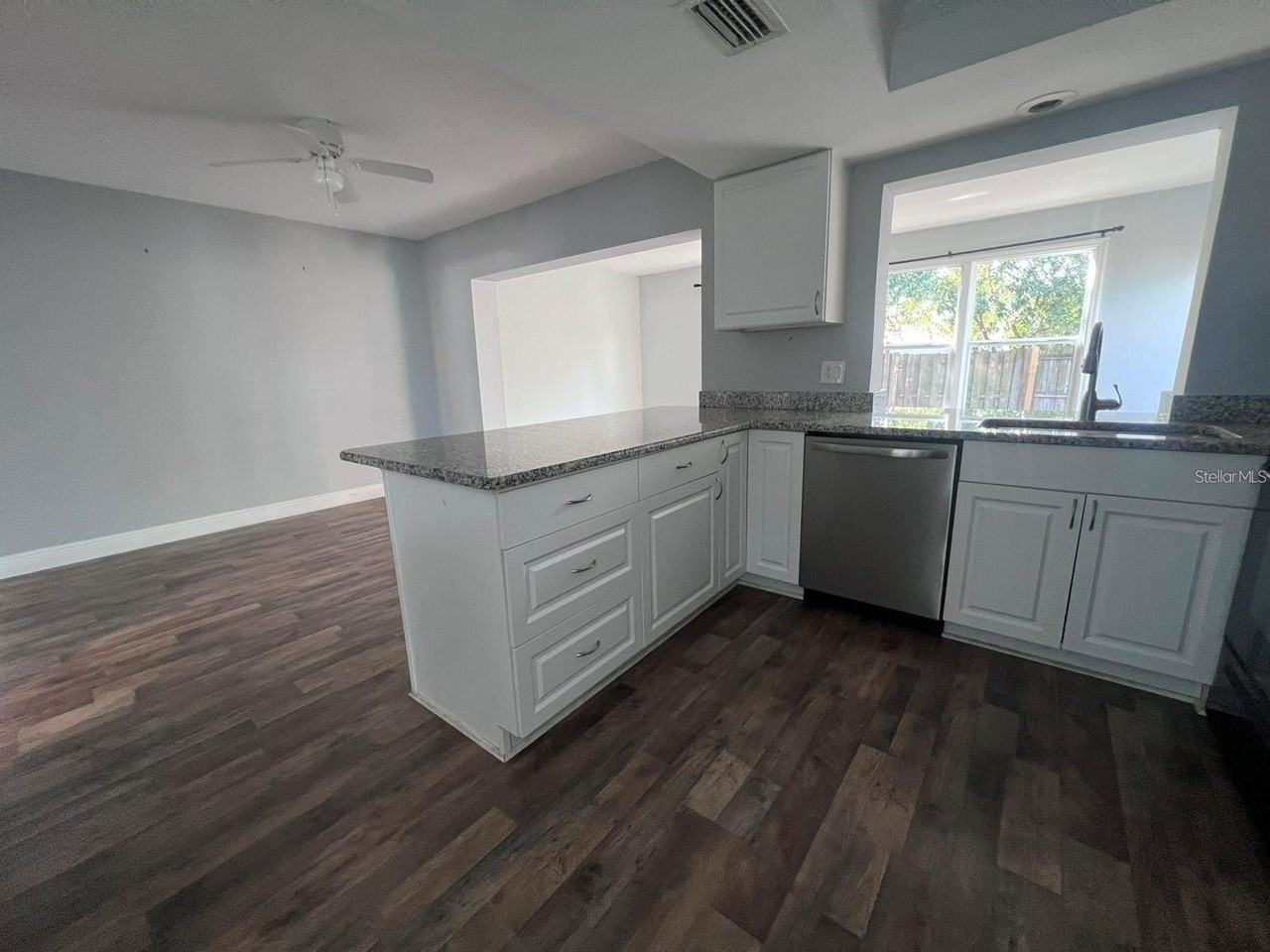 2072 Los Lomas Dr - Photo 4 of 22