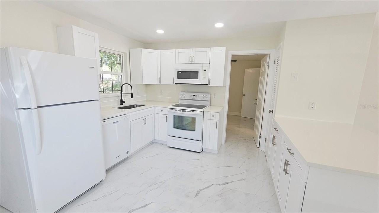 708 Pennsylvania Ave - Photo 5 of 10