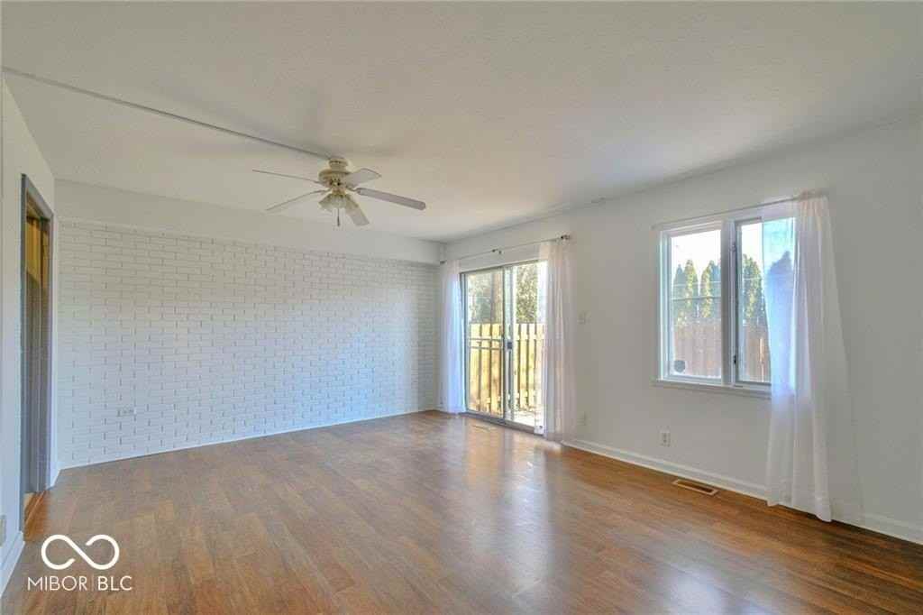 8527 Canterbury Sq E - Photo 2 of 11