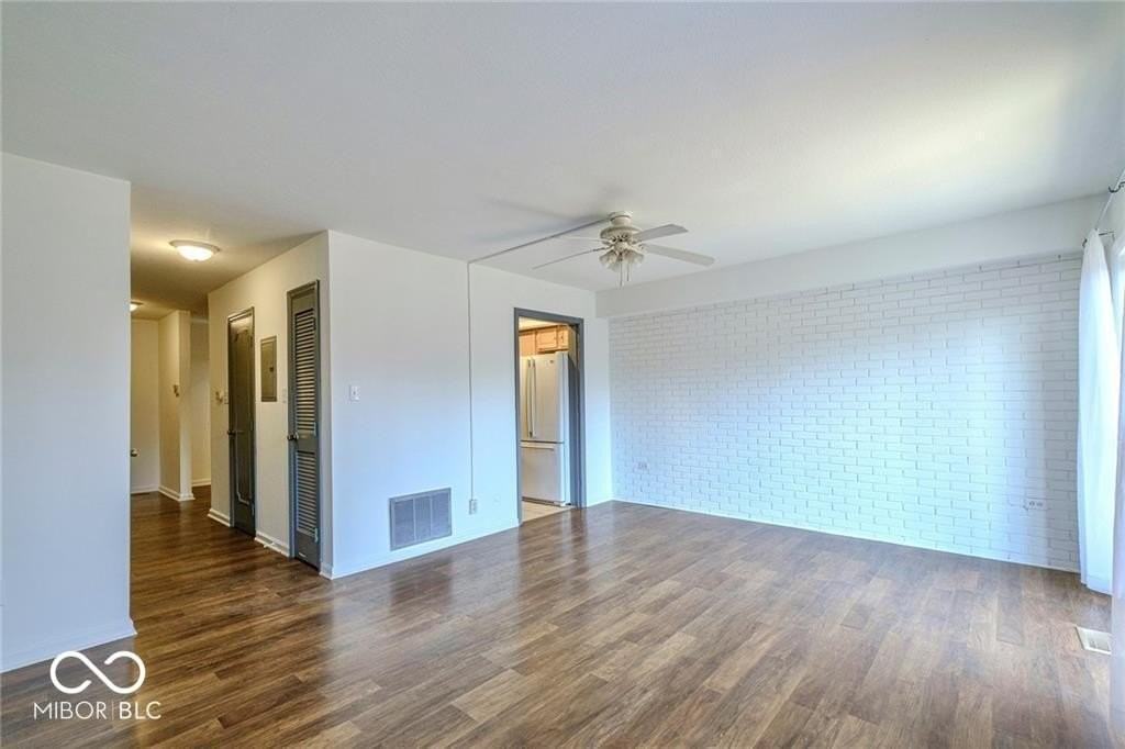 8527 Canterbury Sq E - Photo 3 of 11