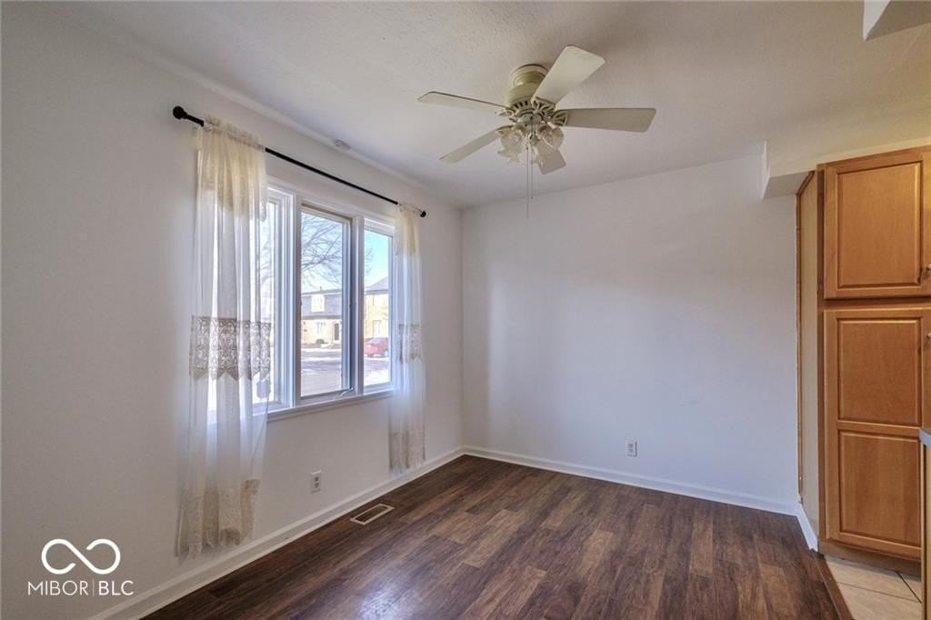 8527 Canterbury Sq E - Photo 4 of 11