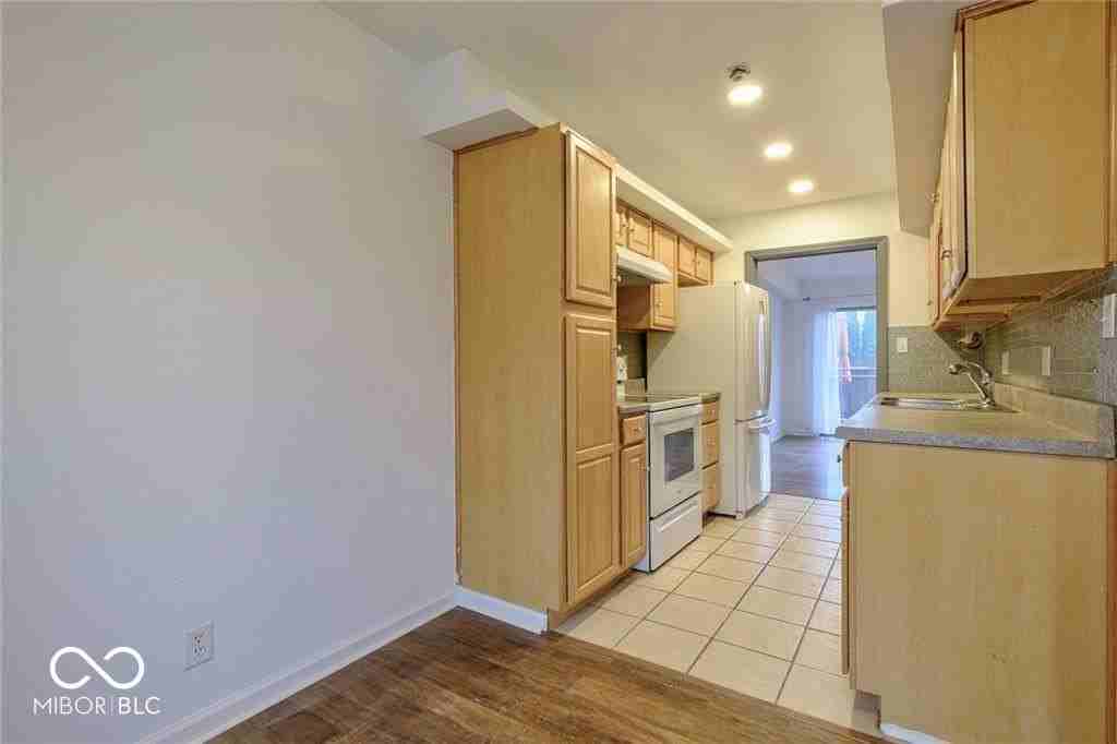 8527 Canterbury Sq E - Photo 5 of 11