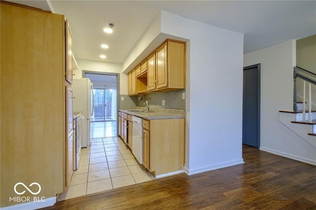 8527 Canterbury Sq E - Photo 6 of 11