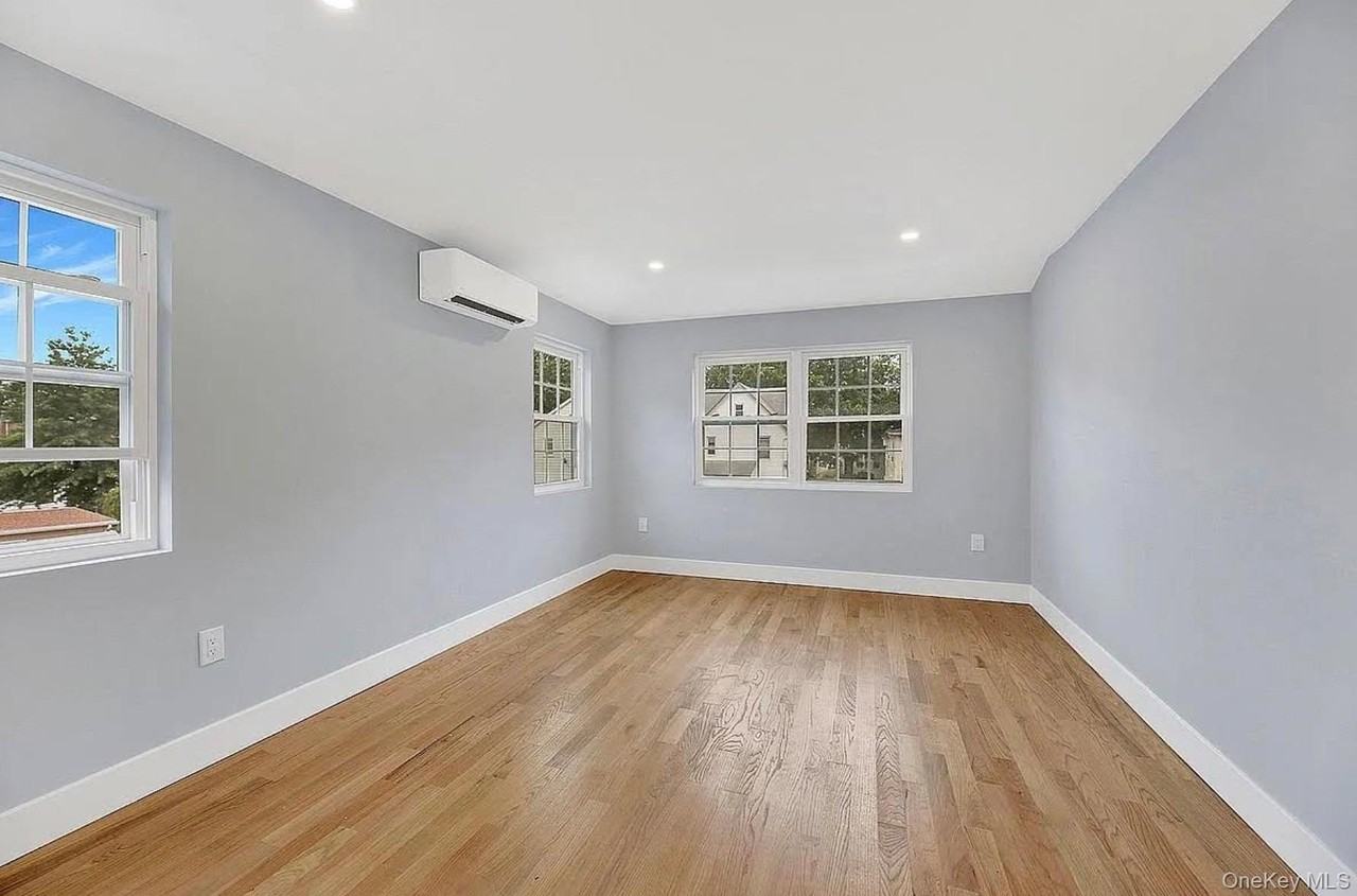 11041 172nd St - Photo 6 of 9