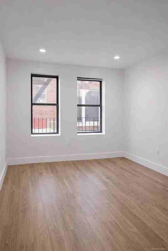 9807 37th Ave - Photo 2 of 5