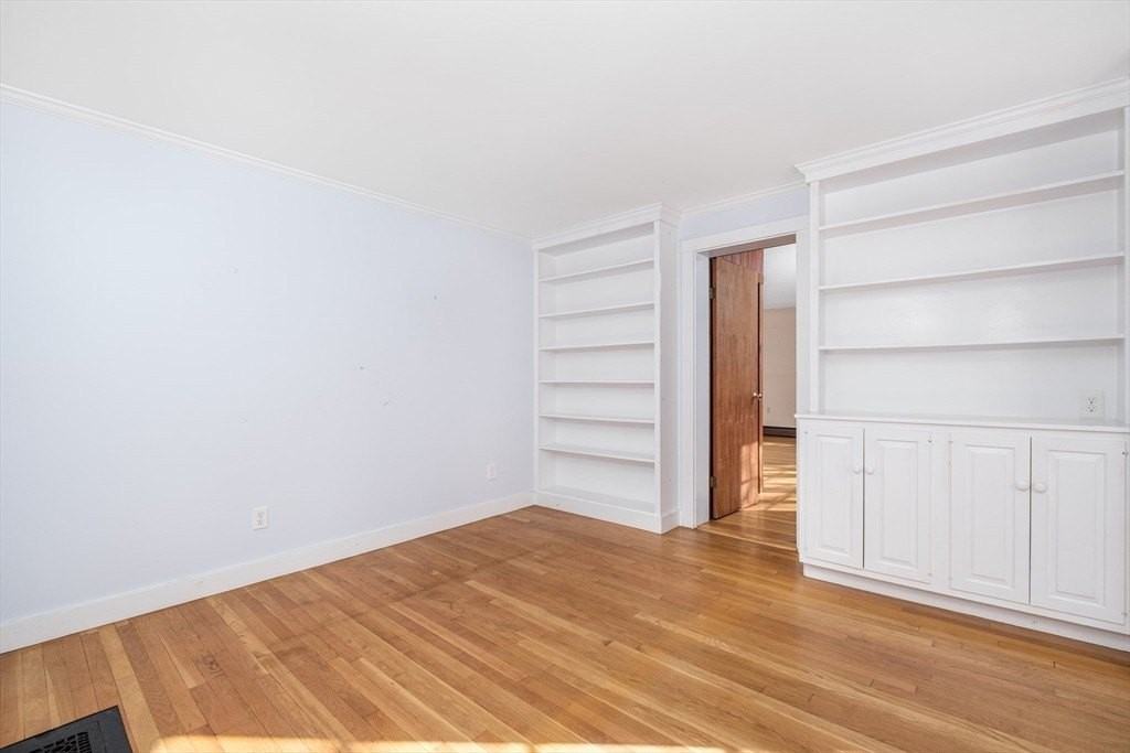 445 Glen Rd - Photo 3 of 21