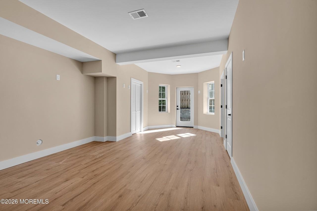 39 Seadrift Ave - Photo 4 of 20