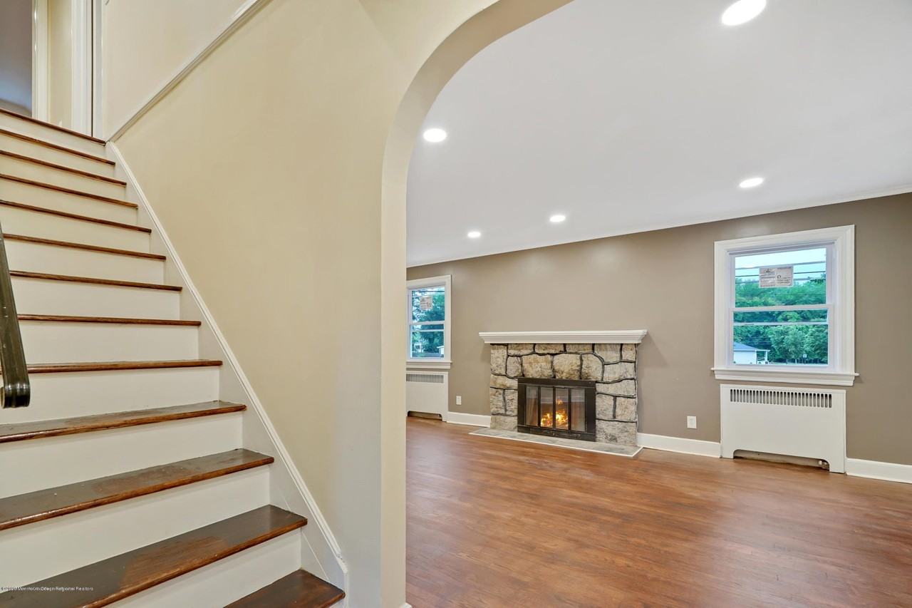 407 Redmond Ave - Photo 3 of 19