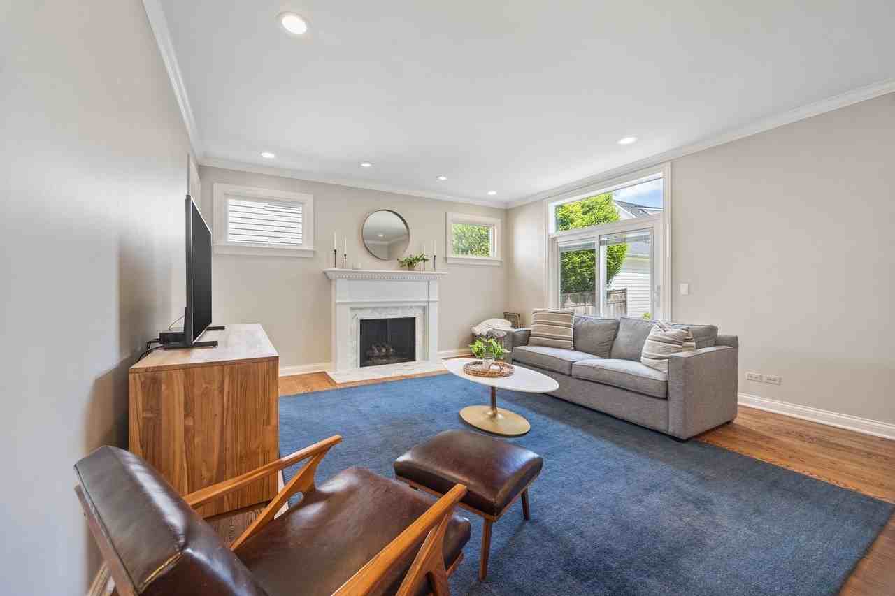 735 W 8th St - Photo 3 of 44