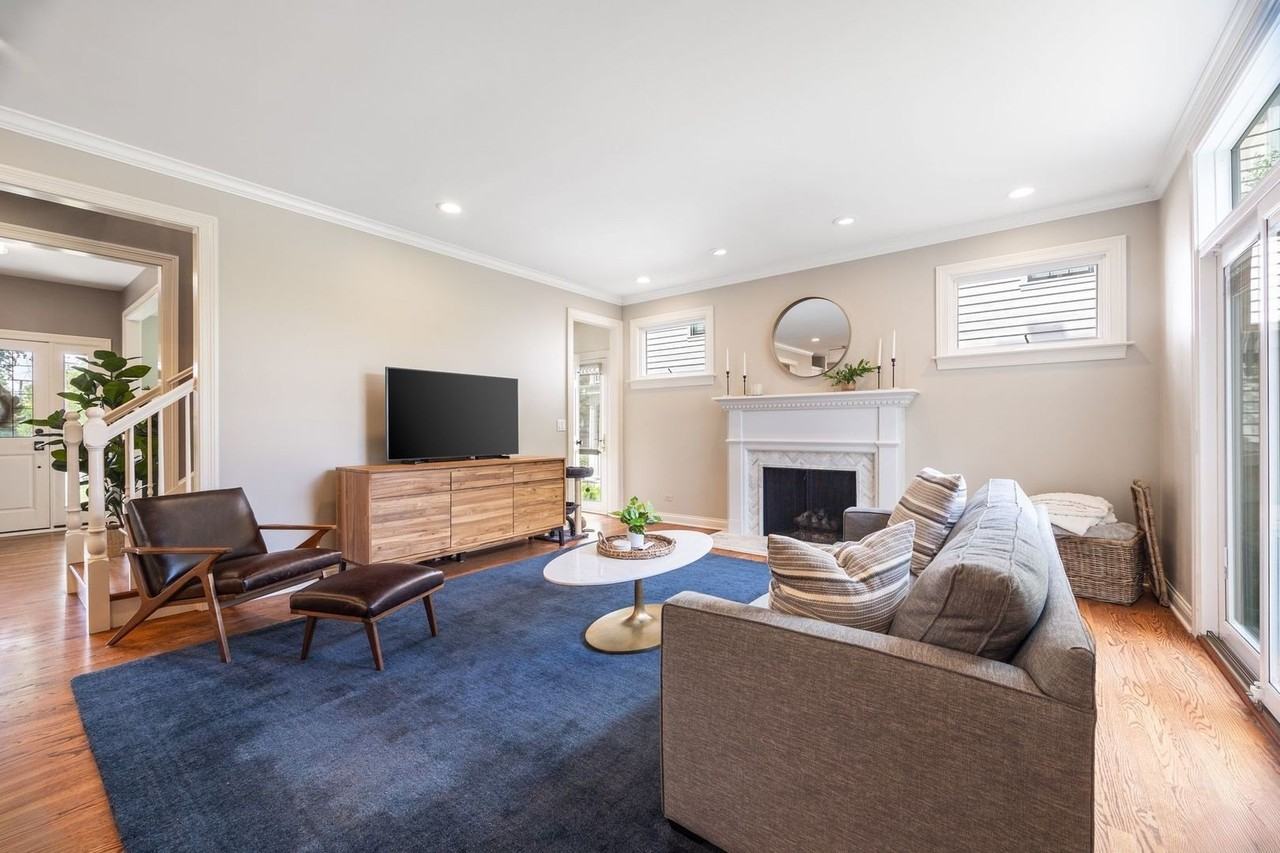 735 W 8th St - Photo 4 of 44