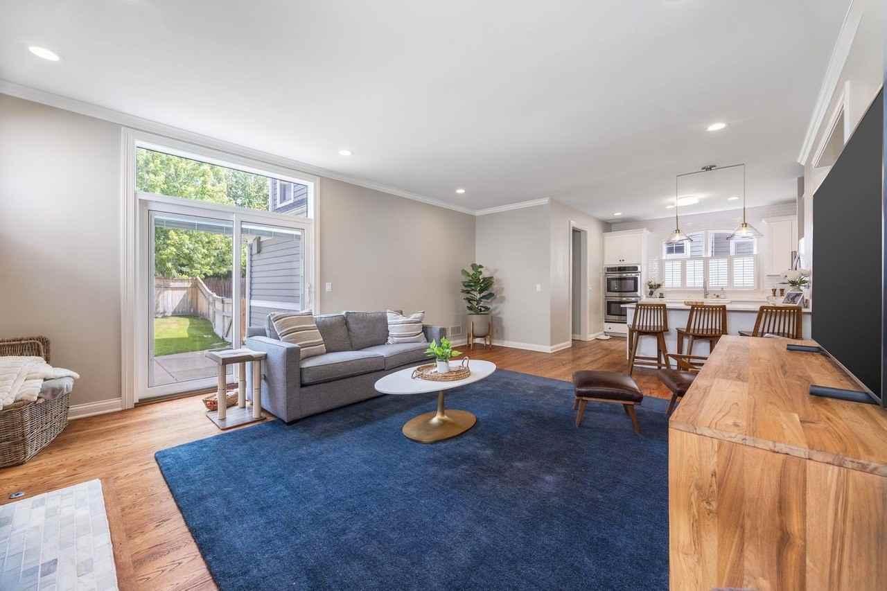 735 W 8th St - Photo 5 of 44