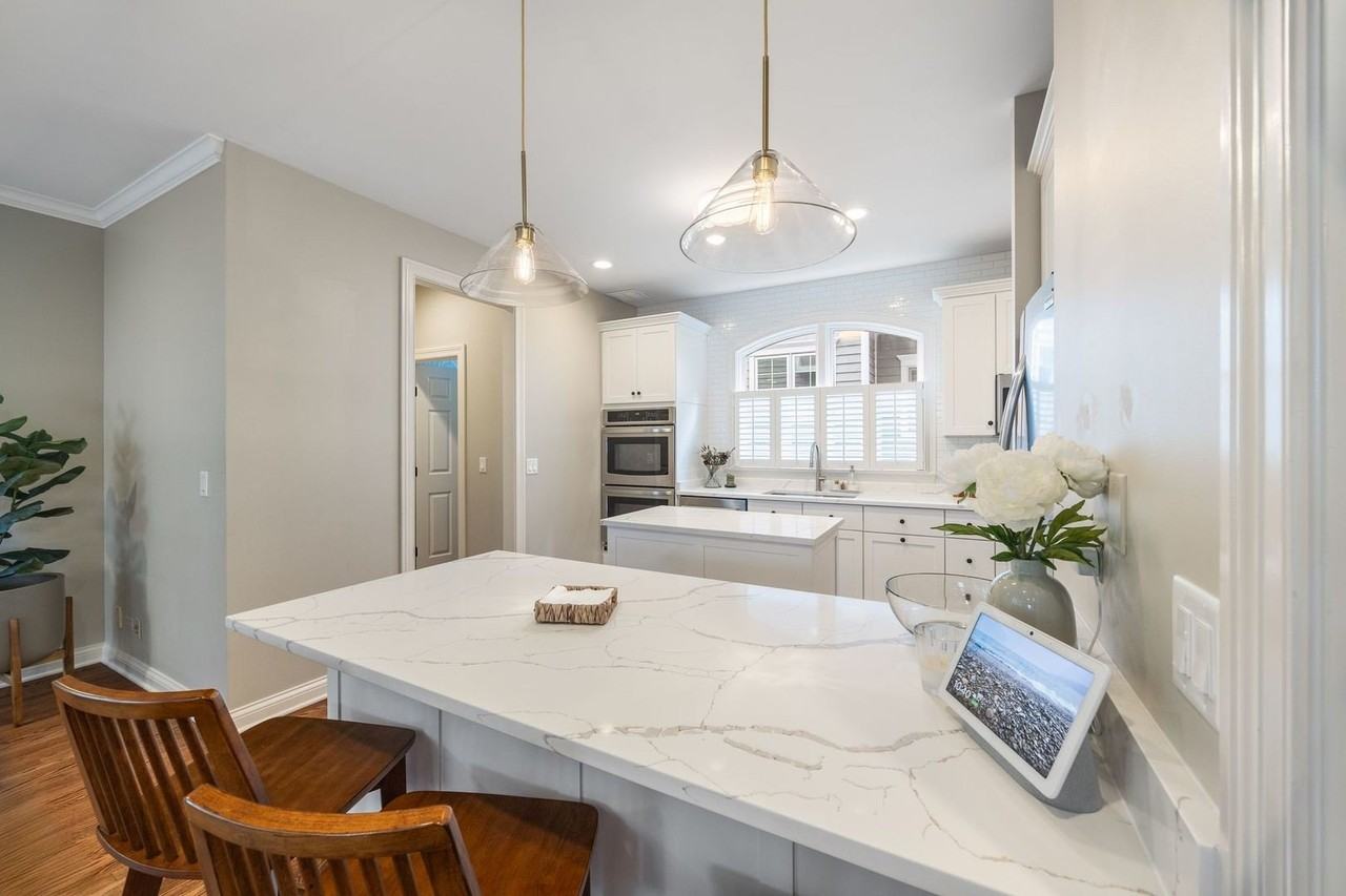 735 W 8th St - Photo 7 of 44