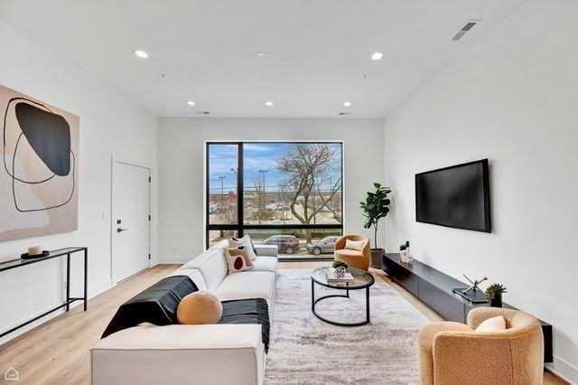 1606 W Hastings St #301 - Photo 2 of 19