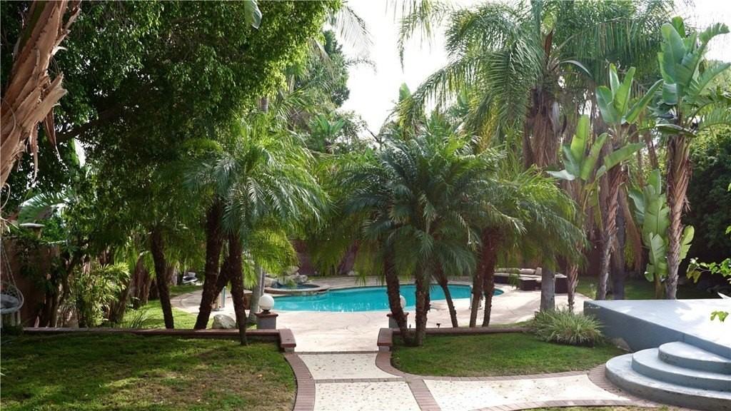 925 Sherlock Dr - Photo 2 of 32