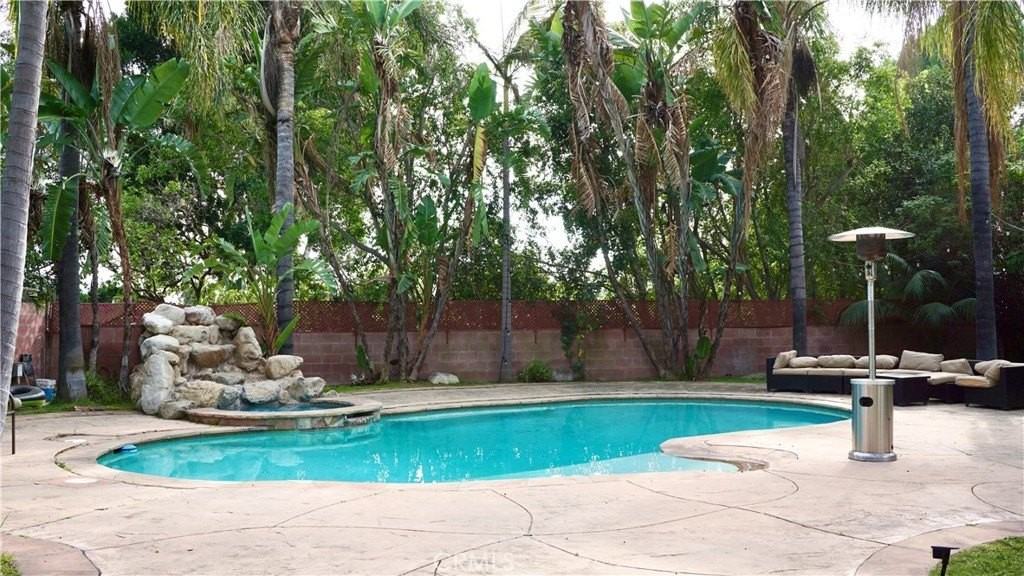 925 Sherlock Dr - Photo 3 of 32