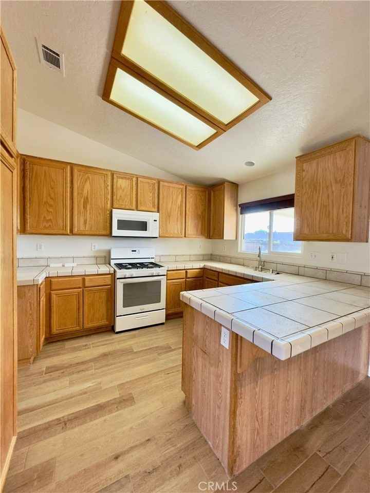 12401 Tesuque Rd - Photo 6 of 21