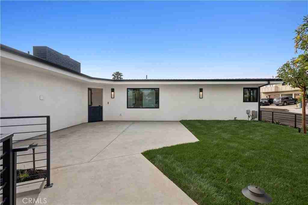 405 Serra Dr - Photo 6 of 34