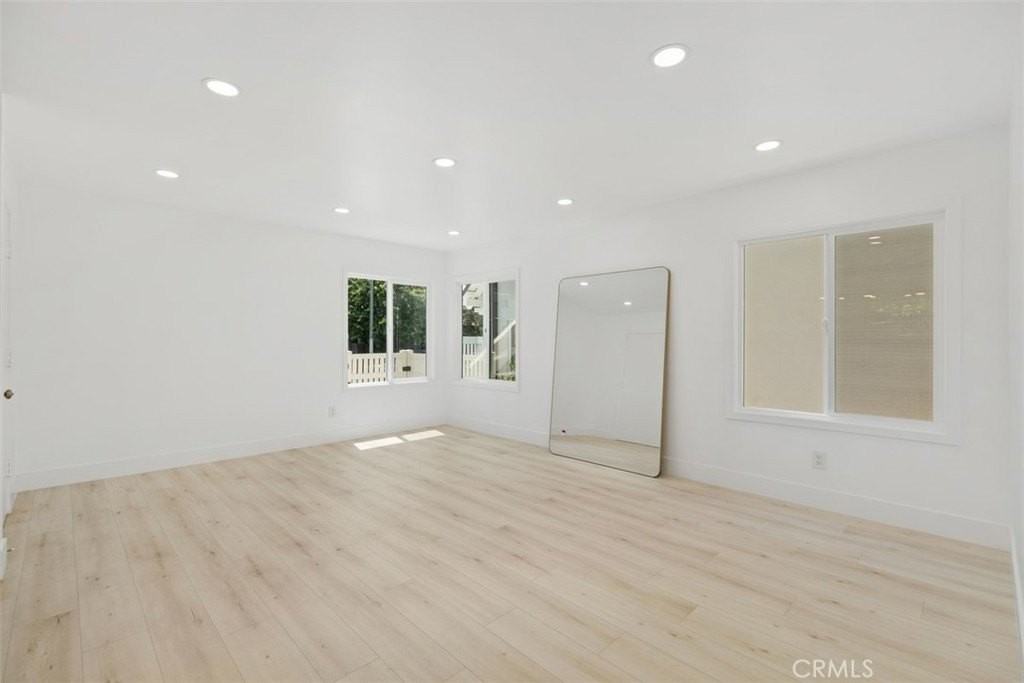 23 Rose Ave - Photo 3 of 33