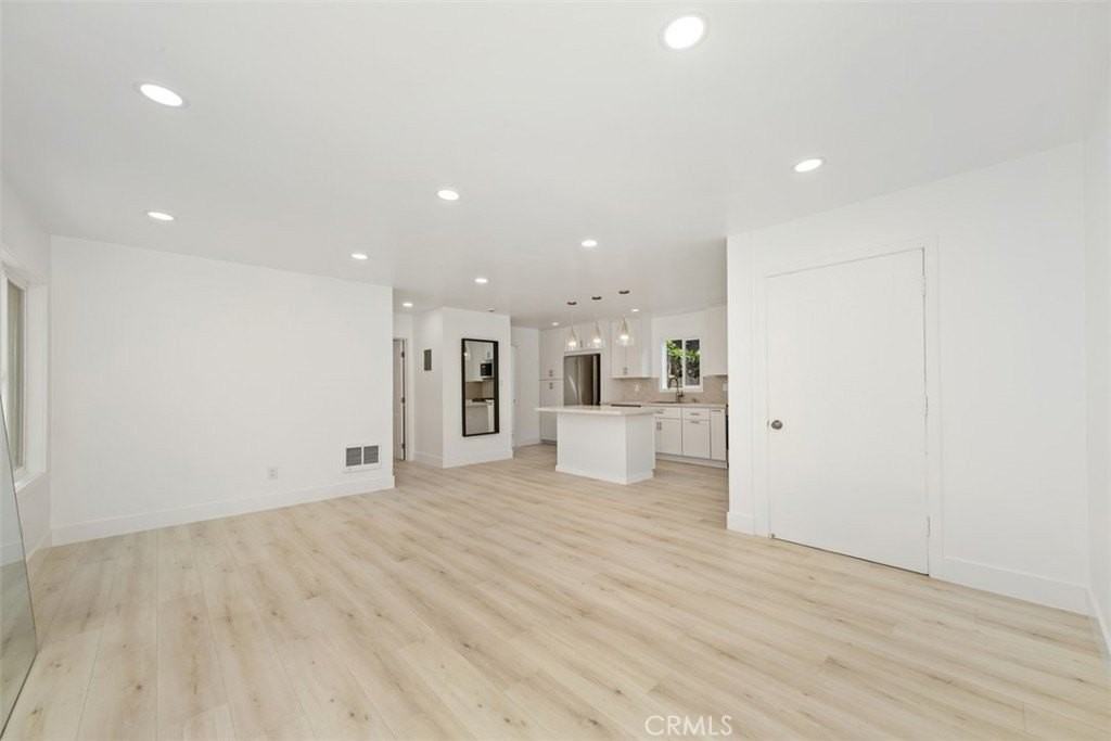 23 Rose Ave - Photo 5 of 33