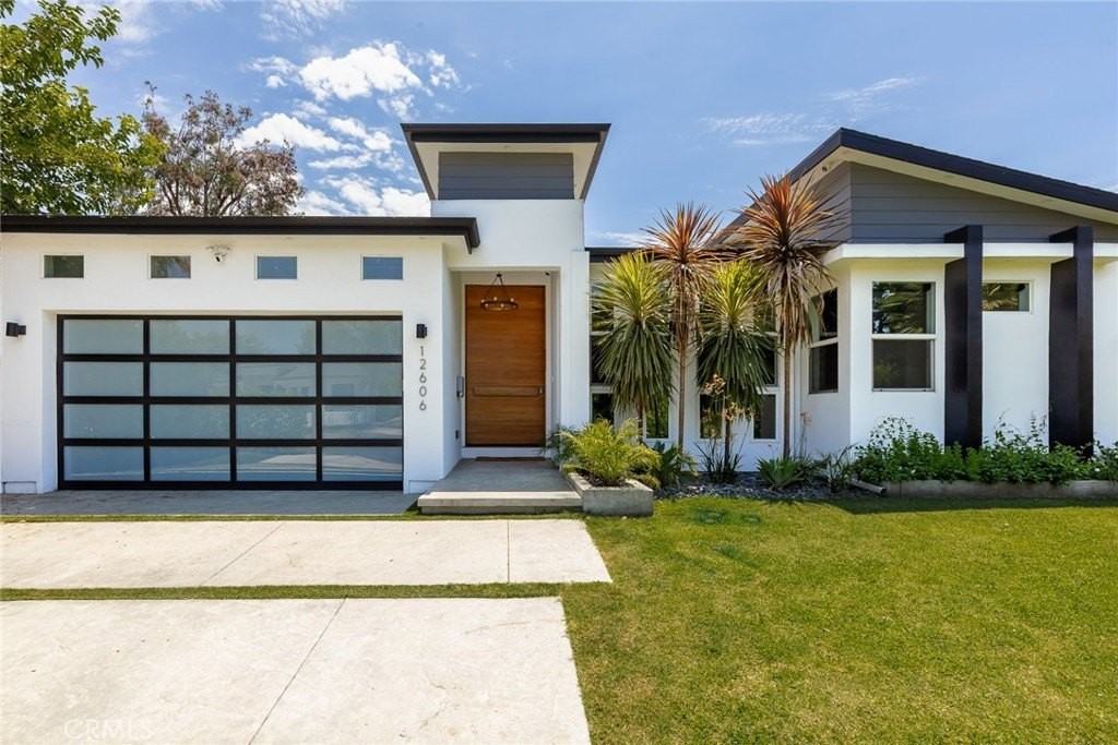 12606 Emelita St - Photo 3 of 50