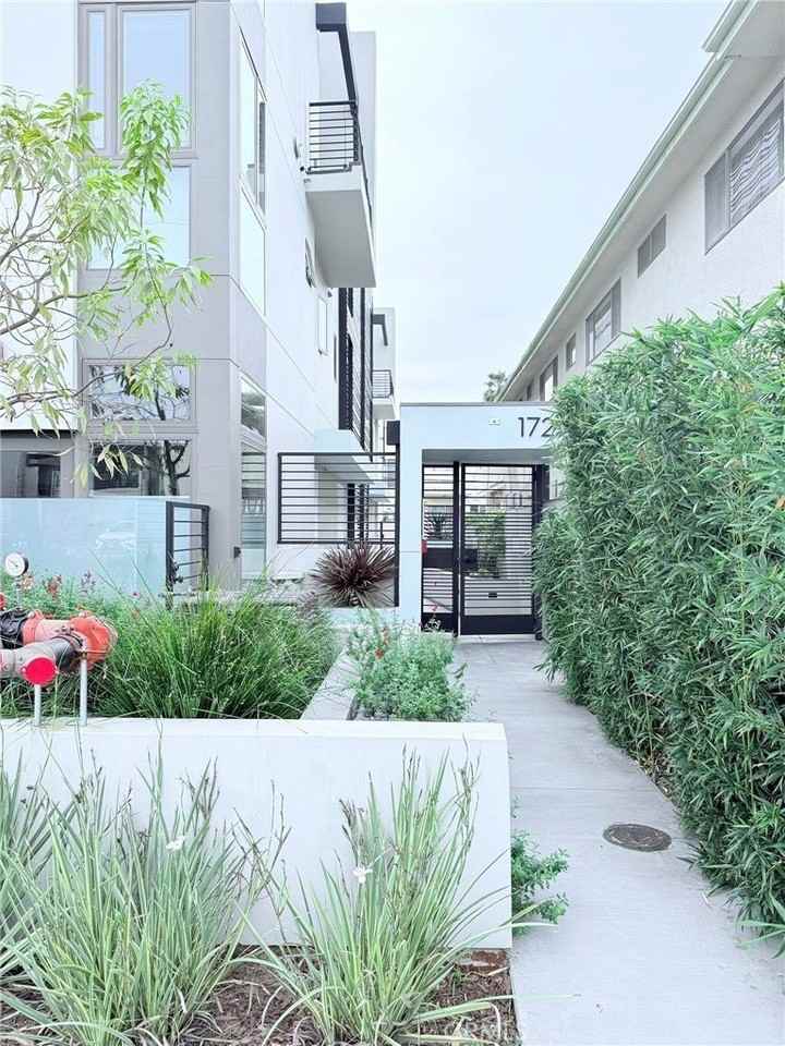 1729 S Barrington Ave #3 - Photo 2 of 19