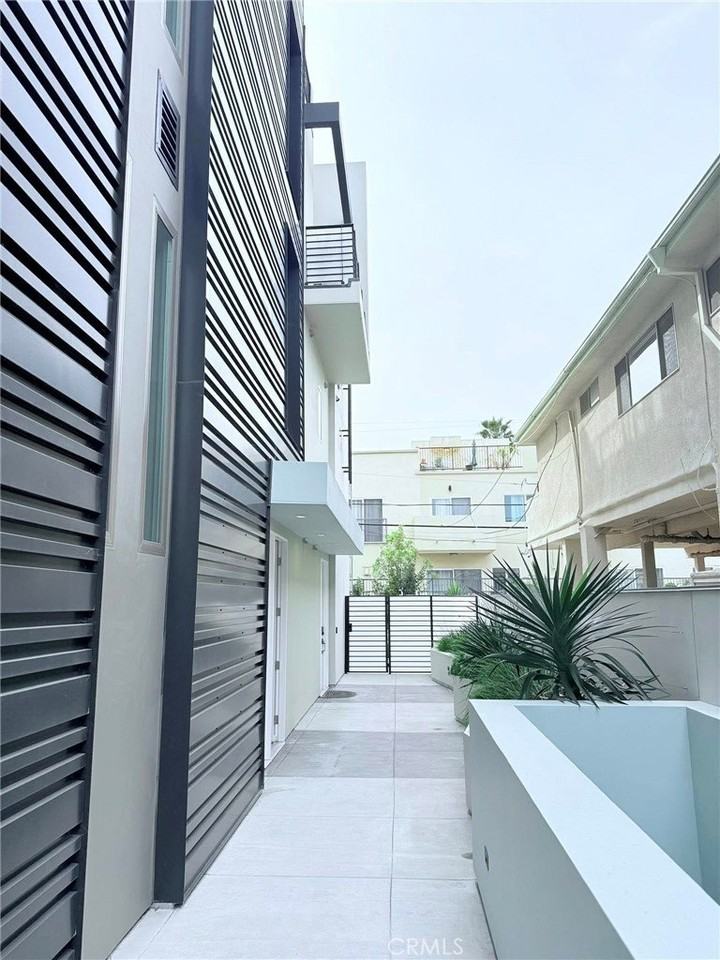 1729 S Barrington Ave #3 - Photo 3 of 19