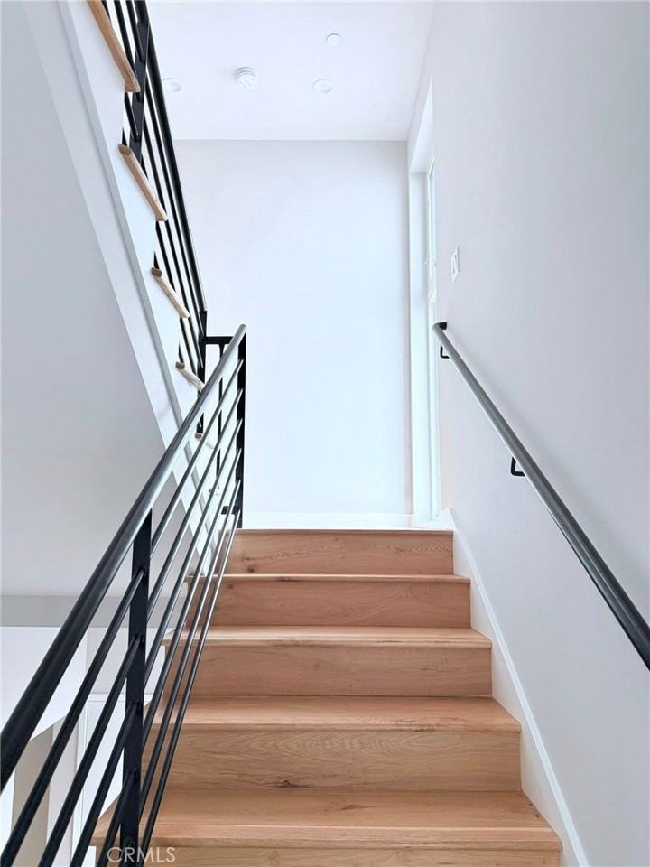 1729 S Barrington Ave #3 - Photo 6 of 19