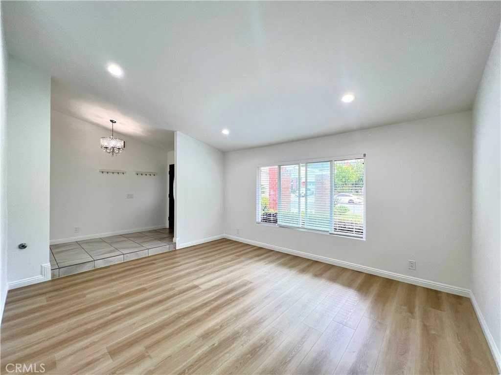 1545 Meadow Glen Rd - Photo 5 of 30