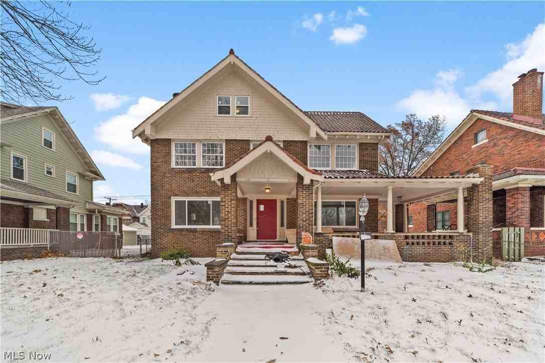 867 East Blvd - Photo 2 of 43