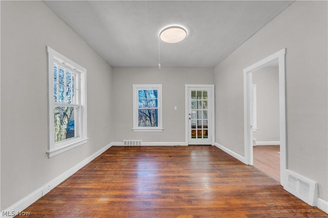 2150 Glenridge Rd - Photo 3 of 39