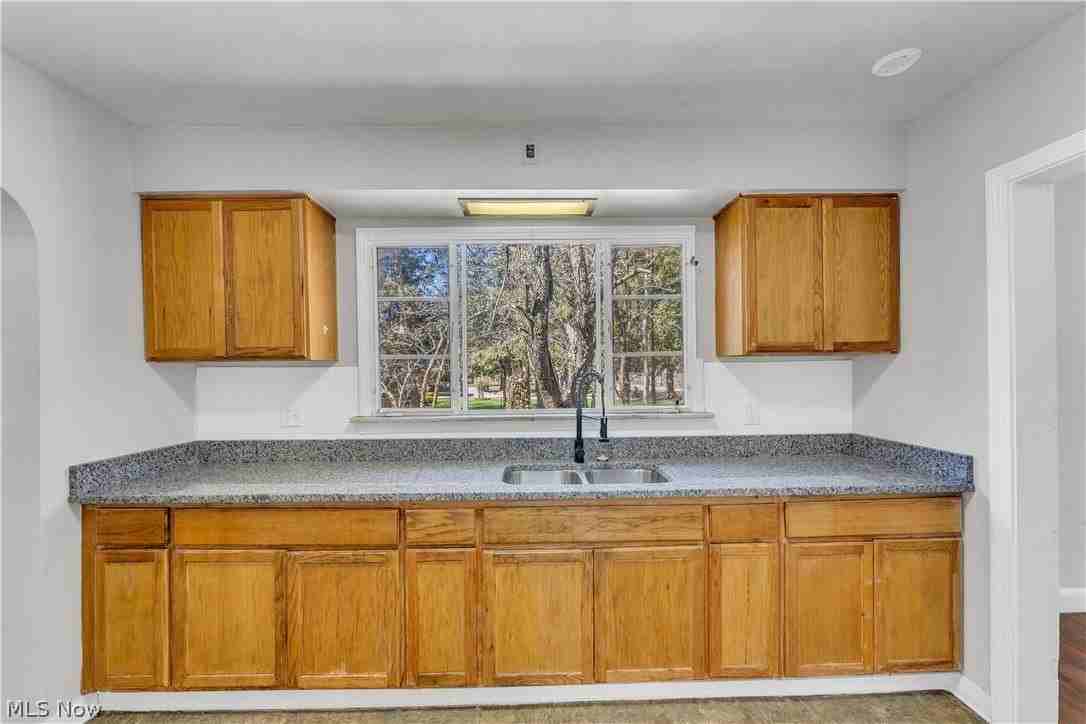 2150 Glenridge Rd - Photo 6 of 39