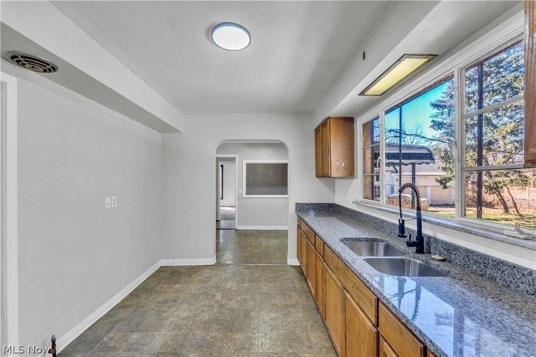 2150 Glenridge Rd - Photo 7 of 39