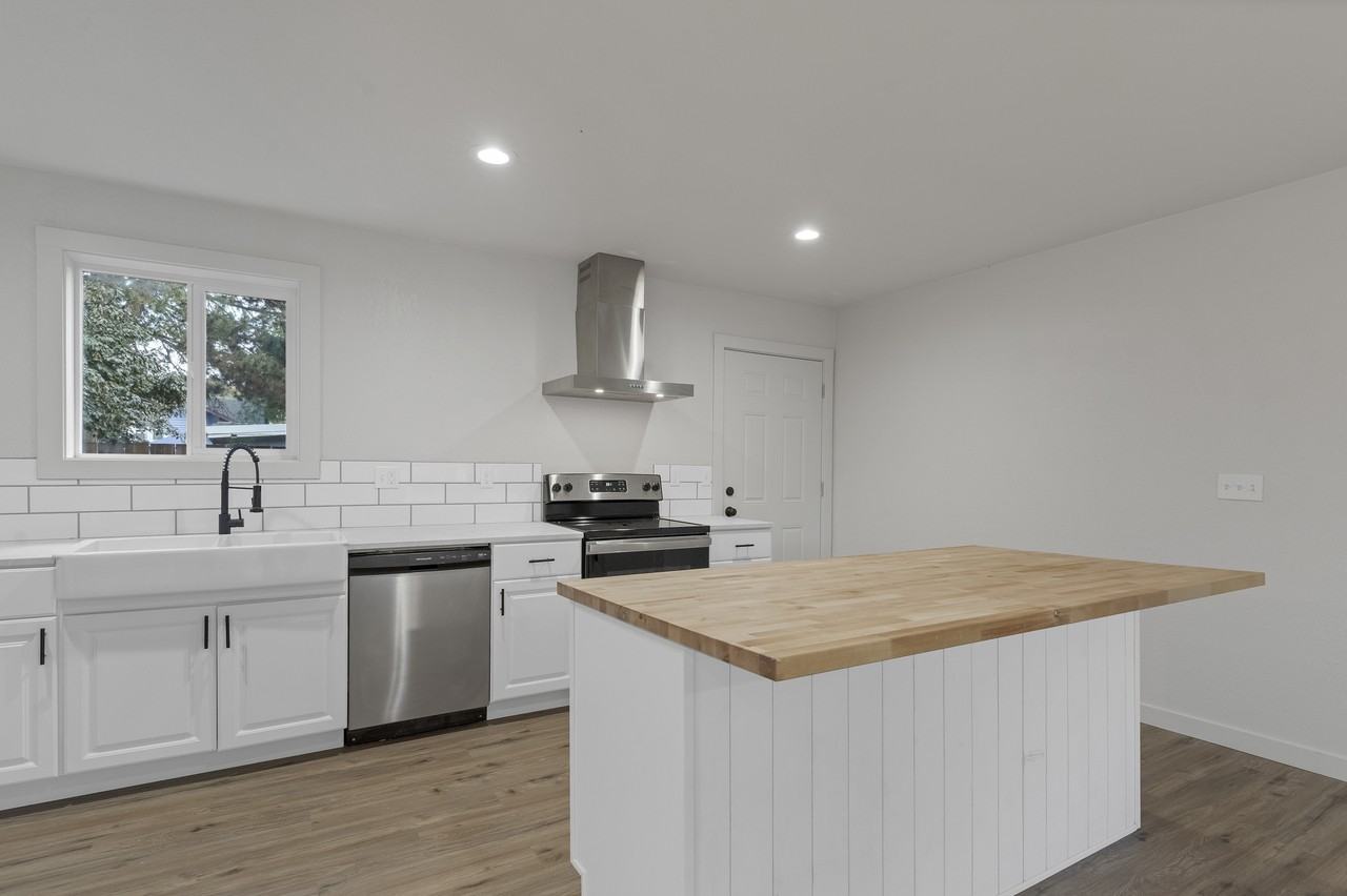 1990 Yew St Se #1990YEWST - Photo 7 of 13