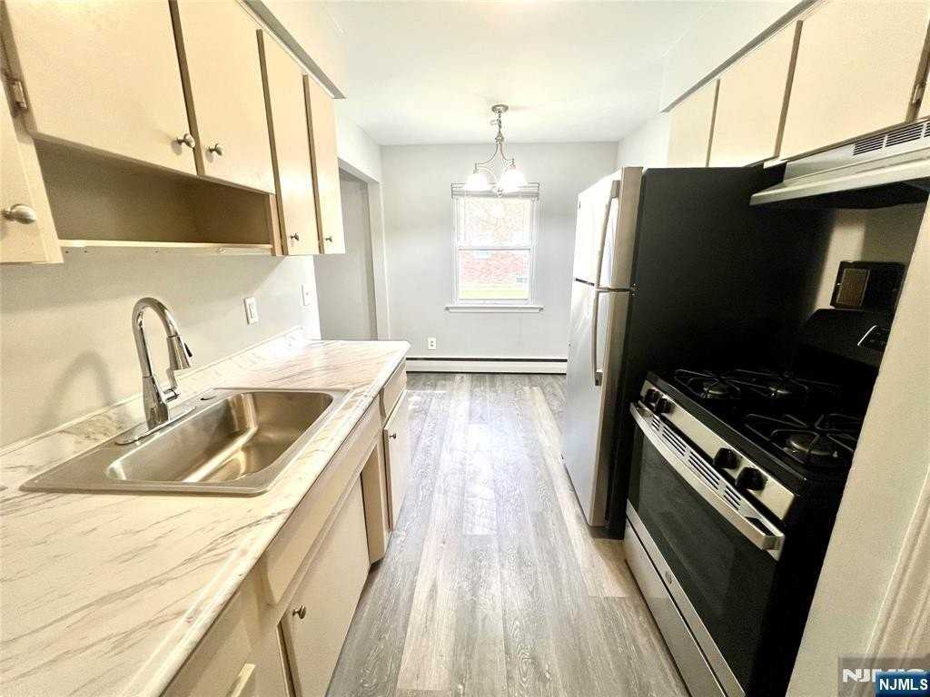 15 Spruce St Apt 1 - Photo 5 of 9