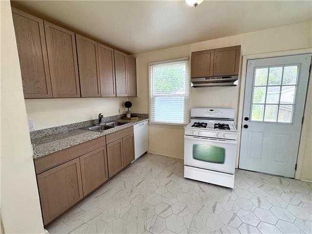 1927 Kentucky Ave - Photo 4 of 13