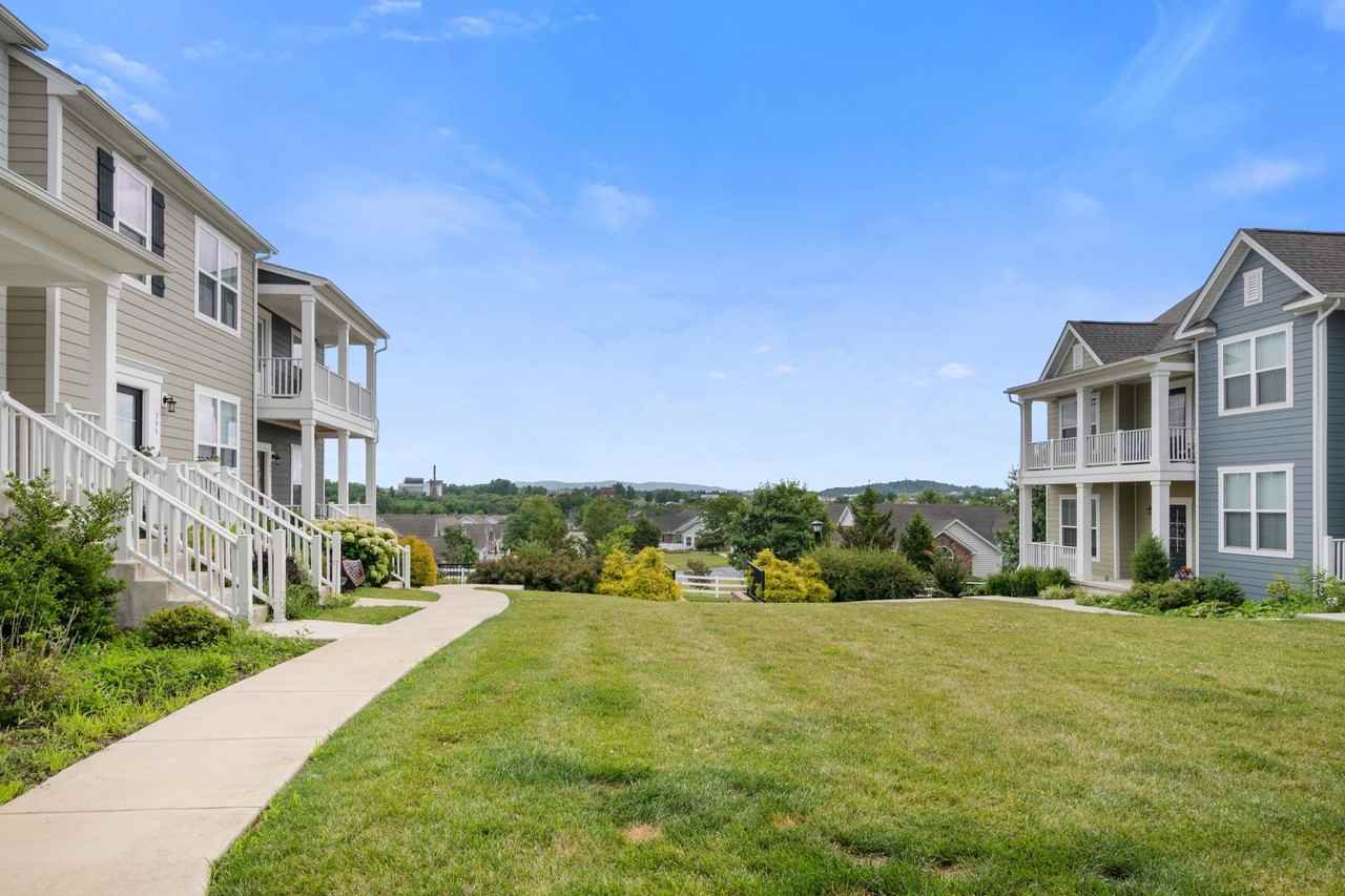 365 John Adams Dr - Photo 3 of 48