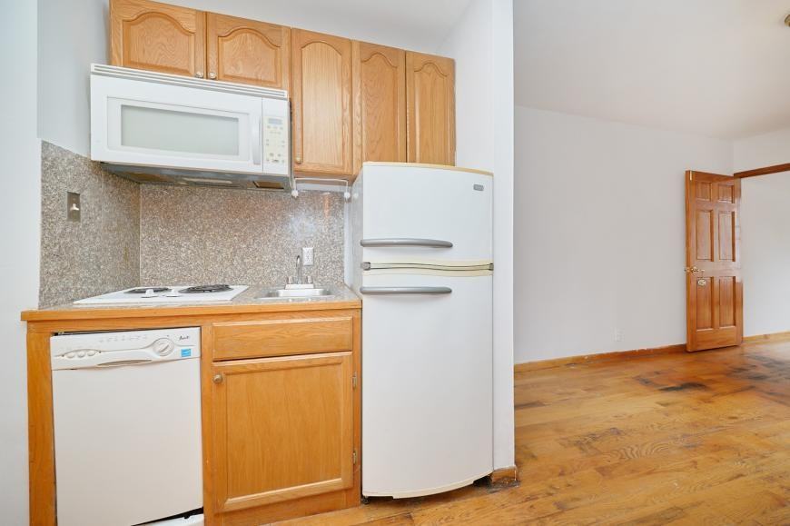 331 W 43rd St - Photo 4 of 9