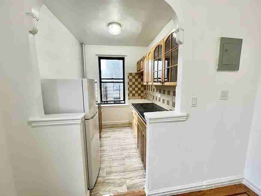 1068 Ward Ave - Photo 4 of 6