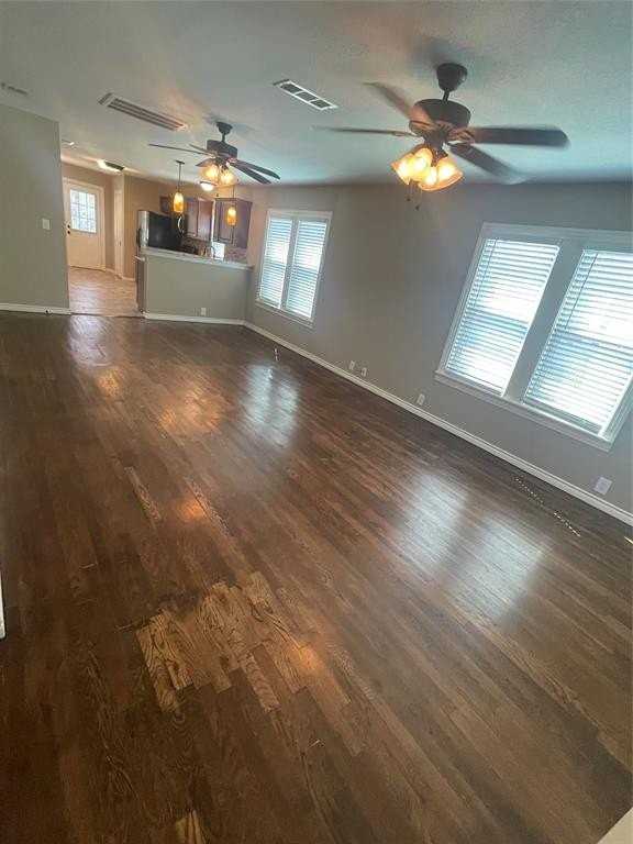 909 Panhandle St - Photo 4 of 29