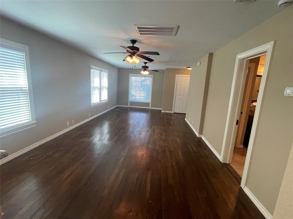 909 Panhandle St - Photo 5 of 29