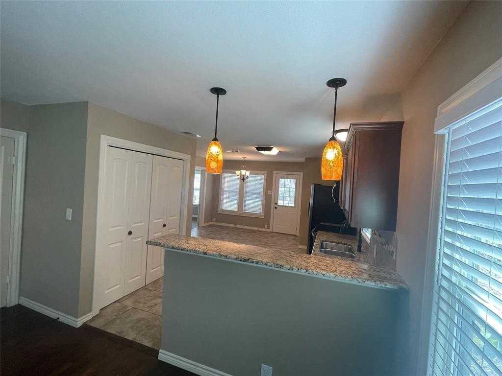 909 Panhandle St - Photo 6 of 29