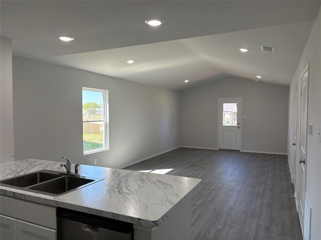 211 Blue Bird Ln - Photo 2 of 16