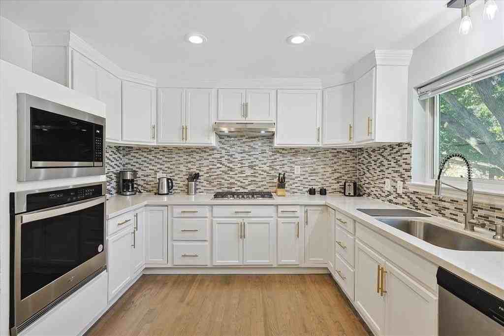 3608 Courtdale Dr - Photo 4 of 40