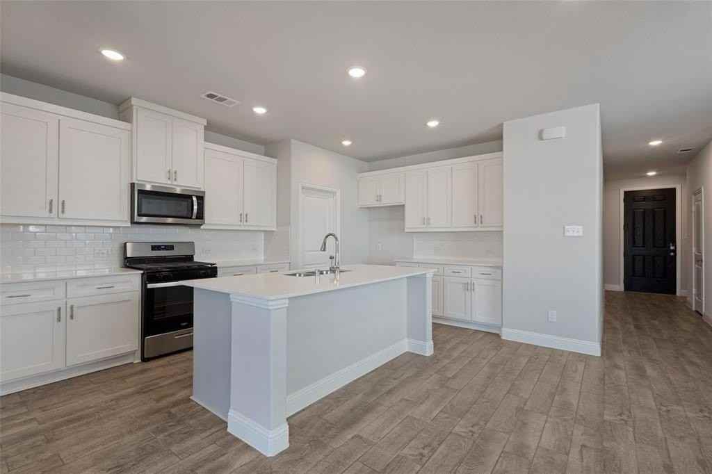 820 Portina Dr - Photo 4 of 16