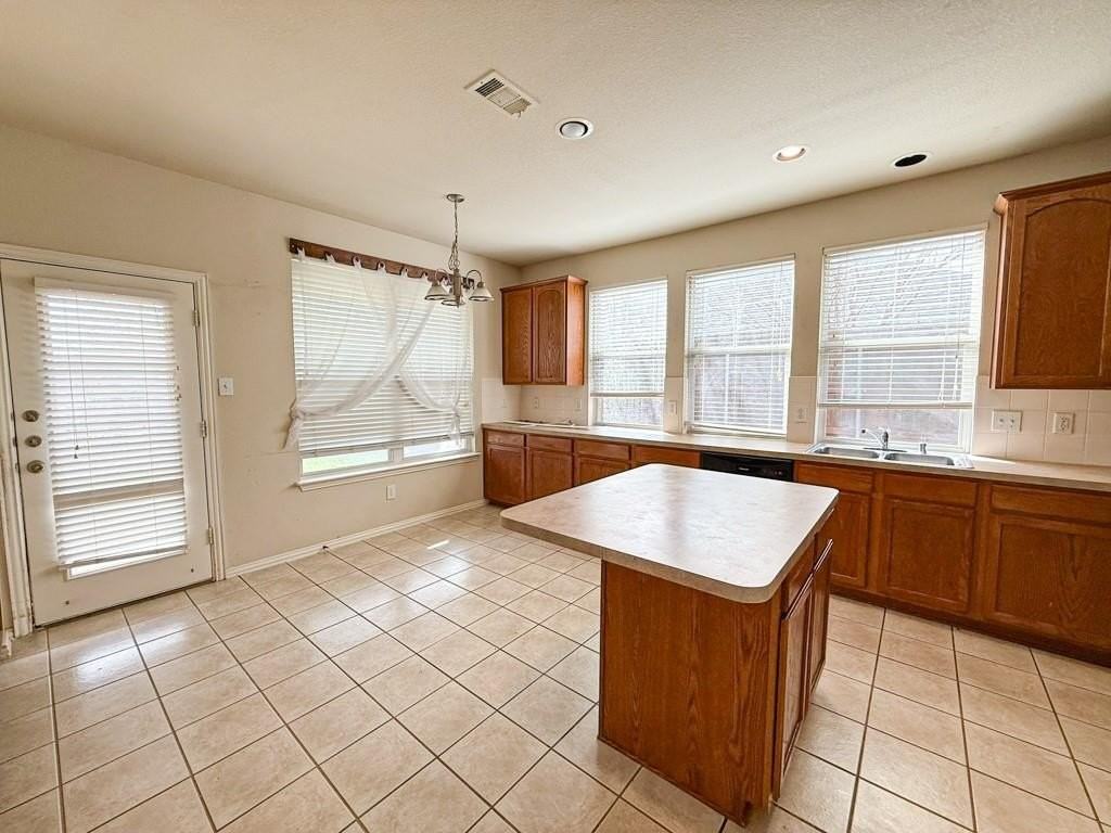 8014 Amesbury Ln - Photo 7 of 16