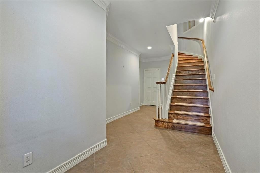 2808 N Hall St - Photo 3 of 34