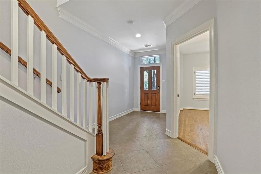 2808 N Hall St - Photo 4 of 34