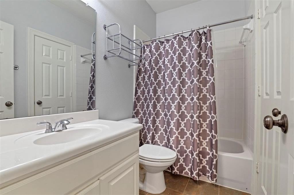 2808 N Hall St - Photo 7 of 34