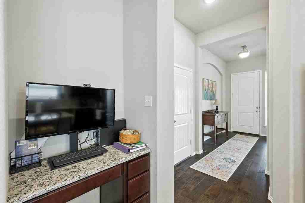 221 Gardenia Dr - Photo 7 of 30